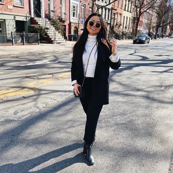 Meet your Posher, Jennifer - Picture 1 of 1